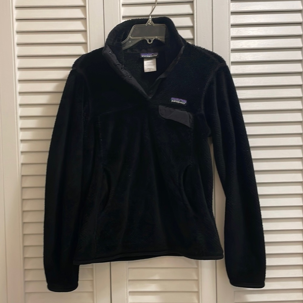 Women’s Patagonia black fleece Snap-T pullover - Size Small.
